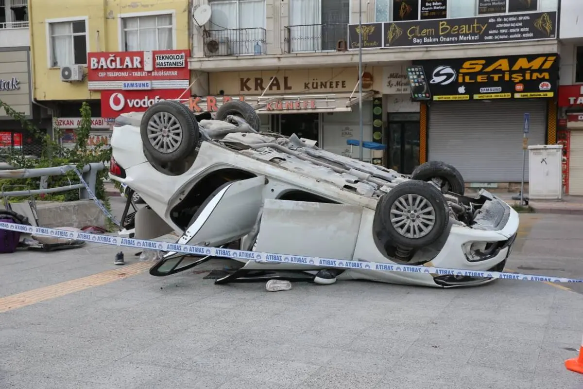 İskenderun’da bariyerlere çarparak devrilen otomobilde 2 kişi hayatını kaybetti, 3