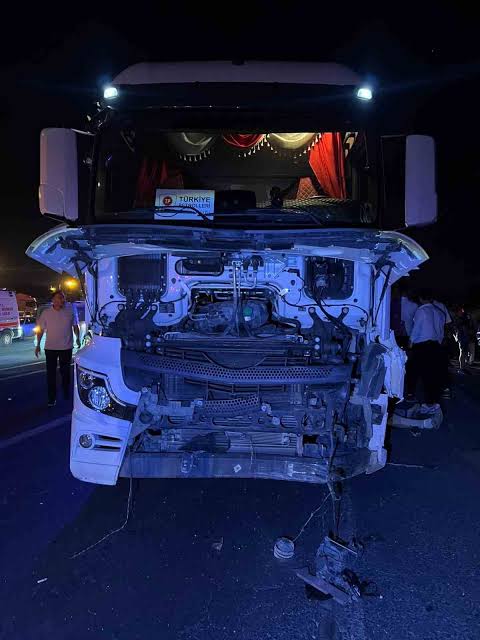 Mardin’in Artuklu ilçesinde kamyon ile otomobilin çarpıştığı kazada biri çocuk