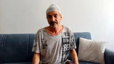 İskenderun'da iki katlı bir binadan kopan beton parçasının başına isabet