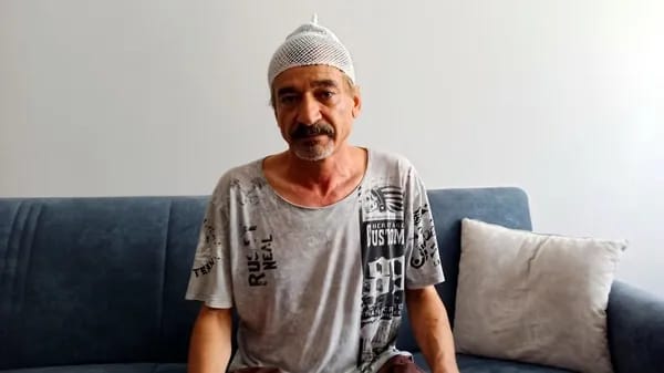 İskenderun'da iki katlı bir binadan kopan beton parçasının başına isabet
