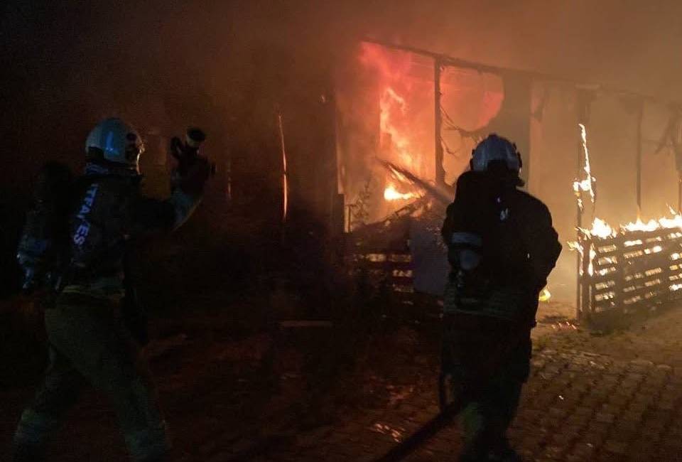 Antakya’daki Katar 4 Konteyner Kent’te çıkan yangın, itfaiyenin müdahalesiyle diğer
