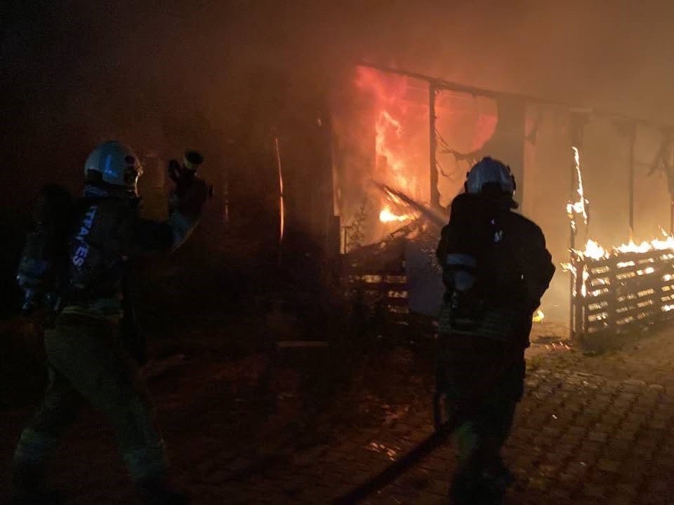 Antakya’daki Katar 4 Konteyner Kent’te çıkan yangın, itfaiyenin müdahalesiyle diğer