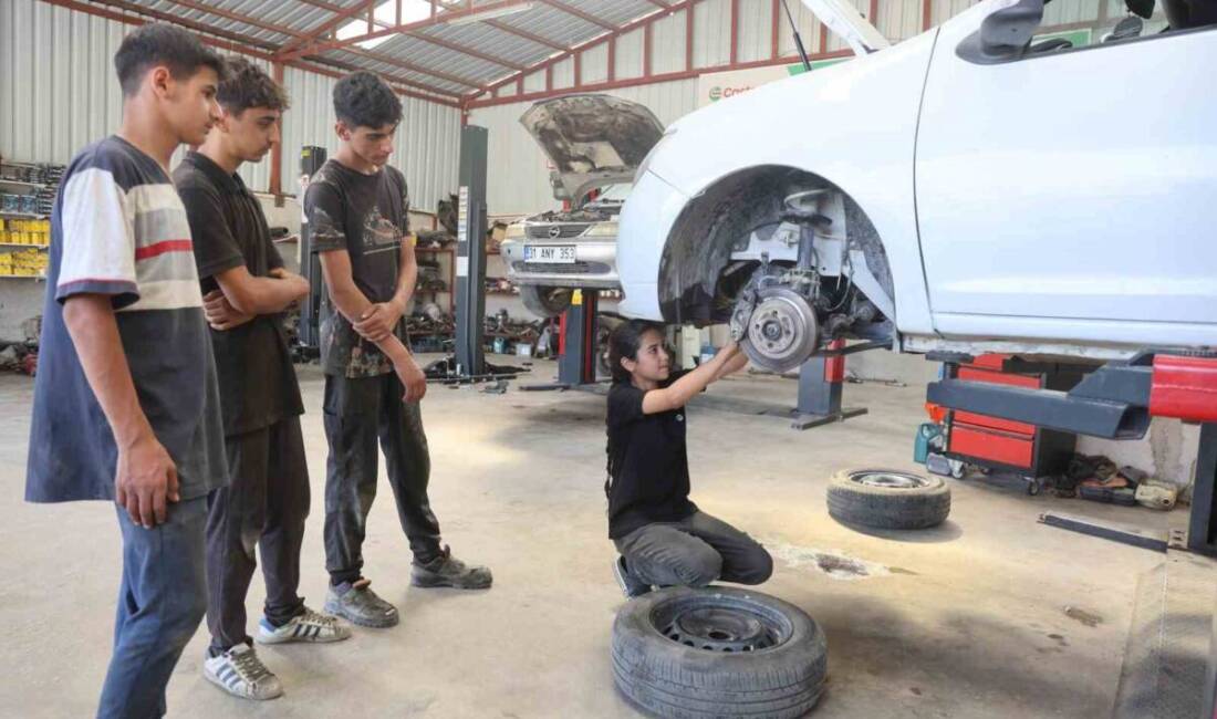 Hatay’da 15 yaşındaki “Nehir Usta”, babasından öğrendiği oto tamirciliğini 5