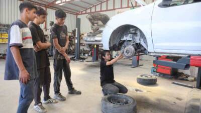 Hatay’da 15 yaşındaki “Nehir Usta”, babasından öğrendiği oto tamirciliğini 5