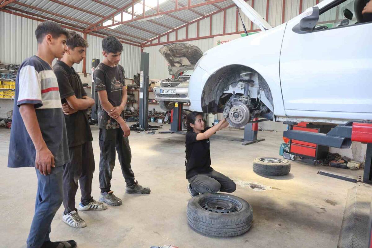 Hatay’da 15 yaşındaki “Nehir Usta”, babasından öğrendiği oto tamirciliğini 5