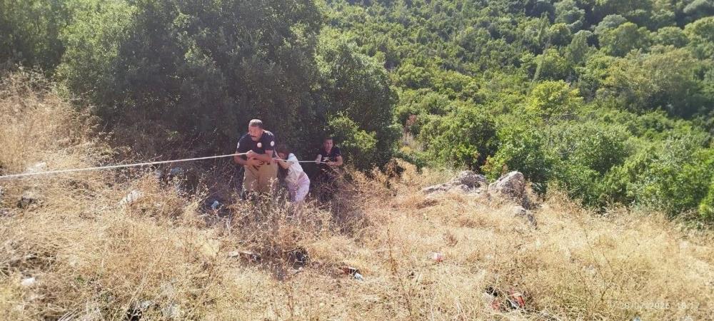 Defne’deki Seyir Tepesi’nde uçurumdan aşağı inerek mahsur kalan vatandaş, ekiplerin