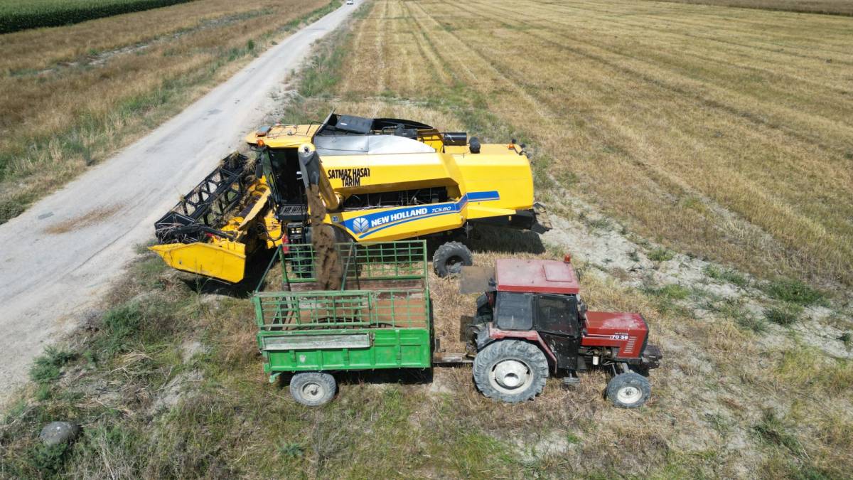 Depremde evlerinin tamamen yıkılmasını önleyerek hayatlarını kurtaran traktör, Arsuzlu Satmaz