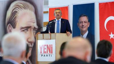 Özgür Özel, kamuoyunda kullanılan tasarımın YENİ Parti’nin resmi logosu olmadığını,