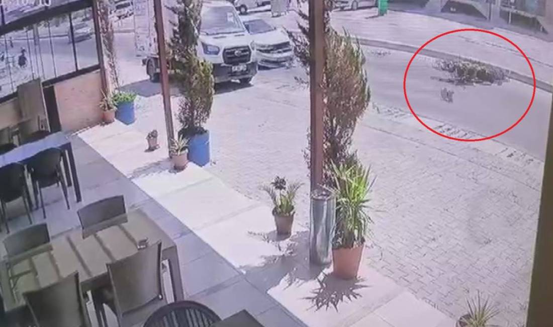 Hatay’ın Antakya ilçesinde otomobille çarpışan motosiklet sürücüsü havada takla atarak