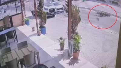 Hatay’ın Antakya ilçesinde otomobille çarpışan motosiklet sürücüsü havada takla atarak