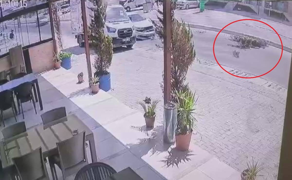 Hatay’ın Antakya ilçesinde otomobille çarpışan motosiklet sürücüsü havada takla atarak