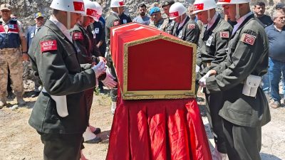 Hatay’ın Defne ilçesinde yaşamını yitiren Kıbrıs Gazisi Davut Gökaslan, ailesi,