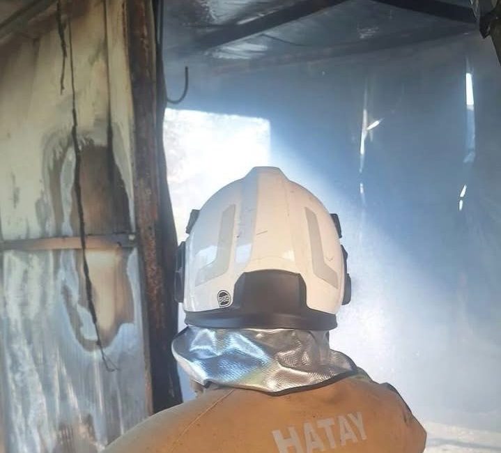Hatay’ın Altınözü ilçesinde bir konteynerde çıkan yangın, ekiplerin hızlı müdahalesiyle