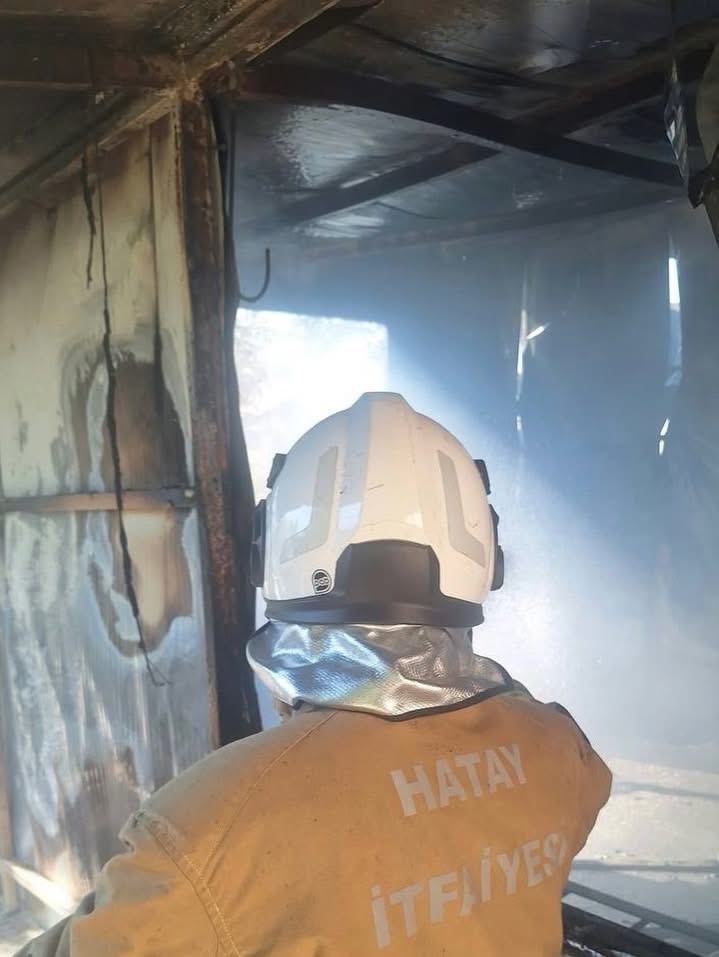 Hatay’ın Altınözü ilçesinde bir konteynerde çıkan yangın, ekiplerin hızlı müdahalesiyle