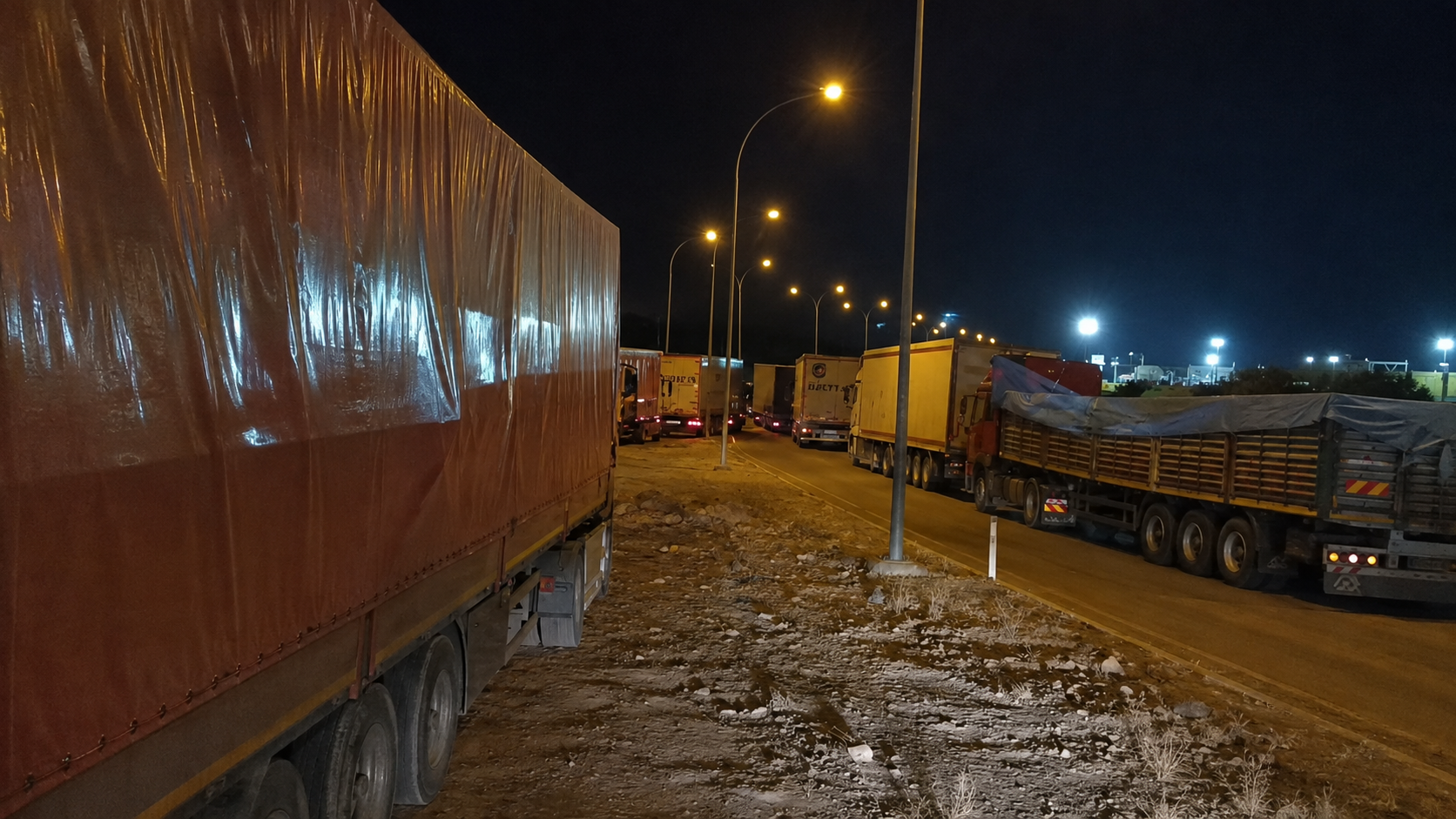 Cilvegözü Sınır Kapısı’nda saatlerce, hatta günlerce bekletildiklerini belirten TIR şoförleri,
