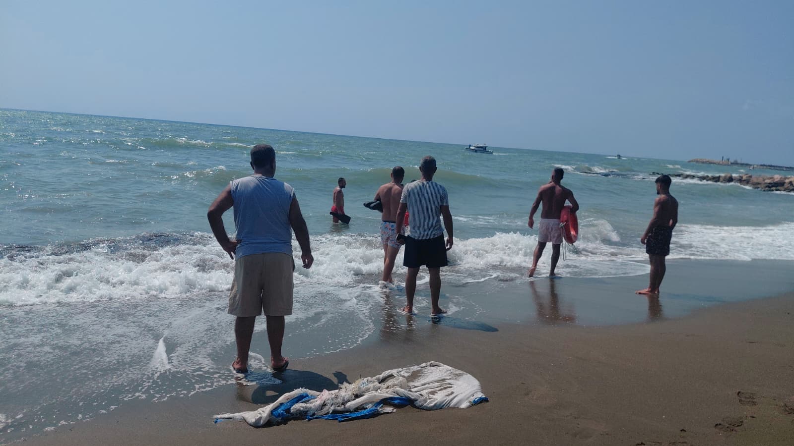 Hatay’ın Samandağ ilçesindeki Çevlik sahilinde baba ve oğlunun akıntıya kapılması