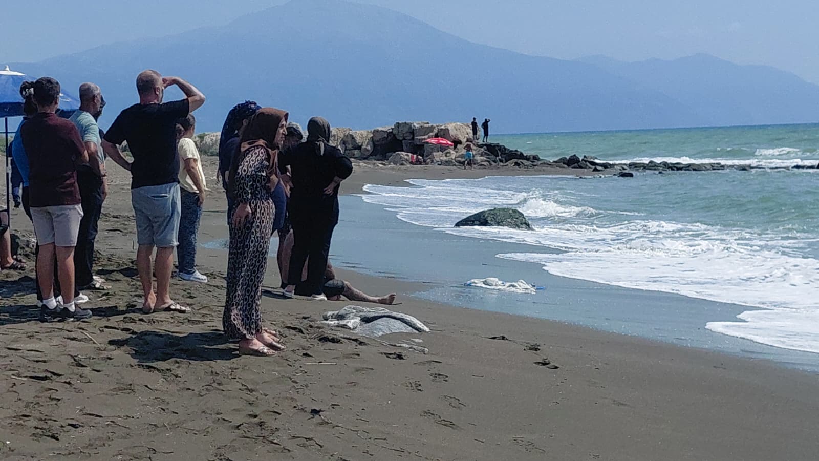 Hatay’ın Samandağ ilçesindeki Çevlik sahilinde babasıyla birlikte akıntıya kapılan 13