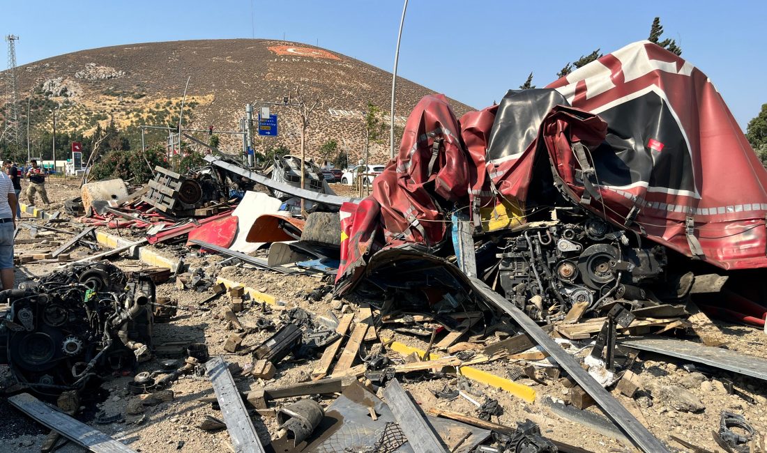 Hatay’ın Kırıkhan ilçesinde iş makinesi parçaları taşıyan tır, otomobile çarptıktan