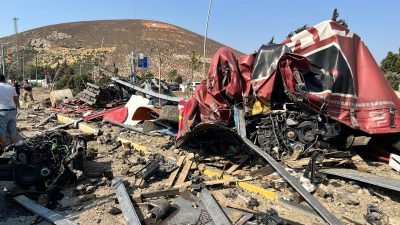 Hatay’ın Kırıkhan ilçesinde iş makinesi parçaları taşıyan tır, otomobile çarptıktan
