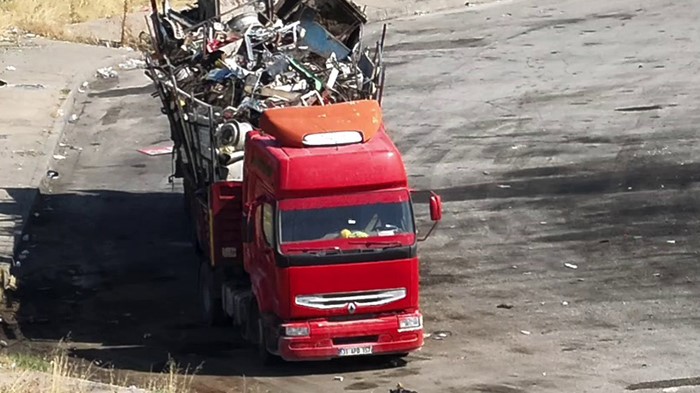 Hatay'da trafik güvenliğini tehlikeye atan aşırı yüklü bir tır, otoyolda