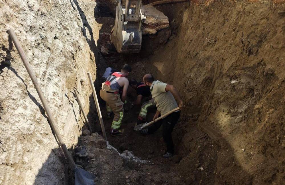 Hatay'ın Antakya ilçesinde altyapı çalışmaları sırasında meydana gelen toprak kayması