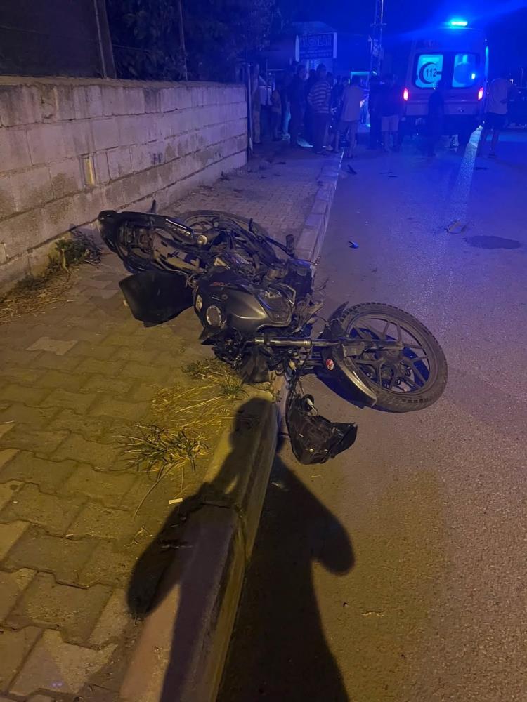 Hatay’ın Dörtyol ilçesinde U dönüşü yapmak için manevra yapan otomobile,