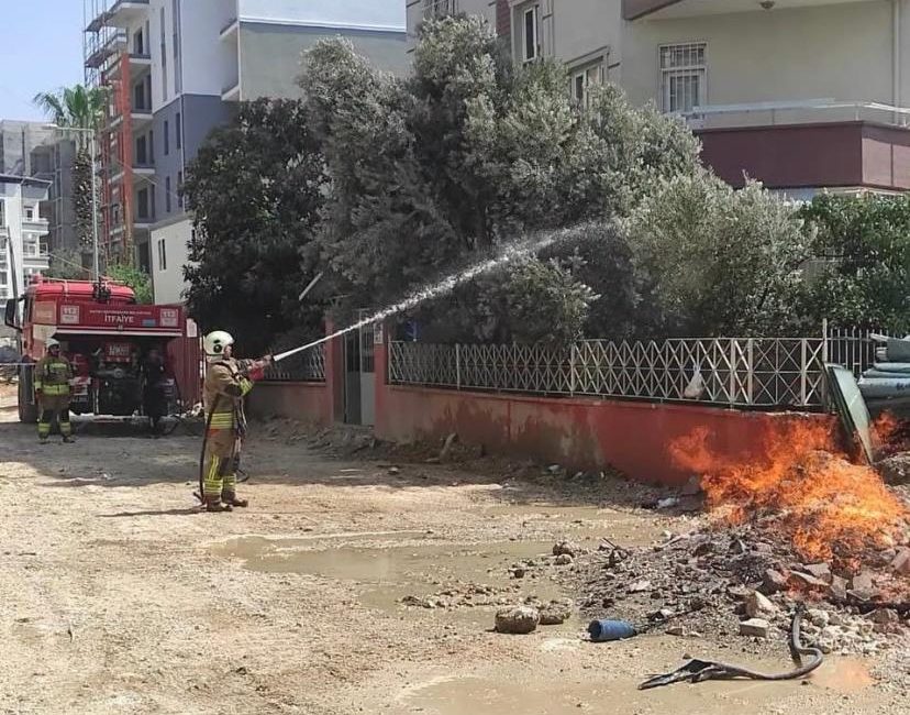 Hatay’ın Defne ilçesinde yürütülen altyapı çalışmaları sırasında elektrik ve doğalgaz