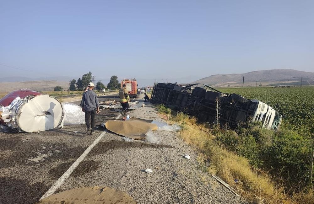 Hatay’ın Kumlu ilçesinde rulo sac yüklü tırın kontrolden çıkarak tarlaya