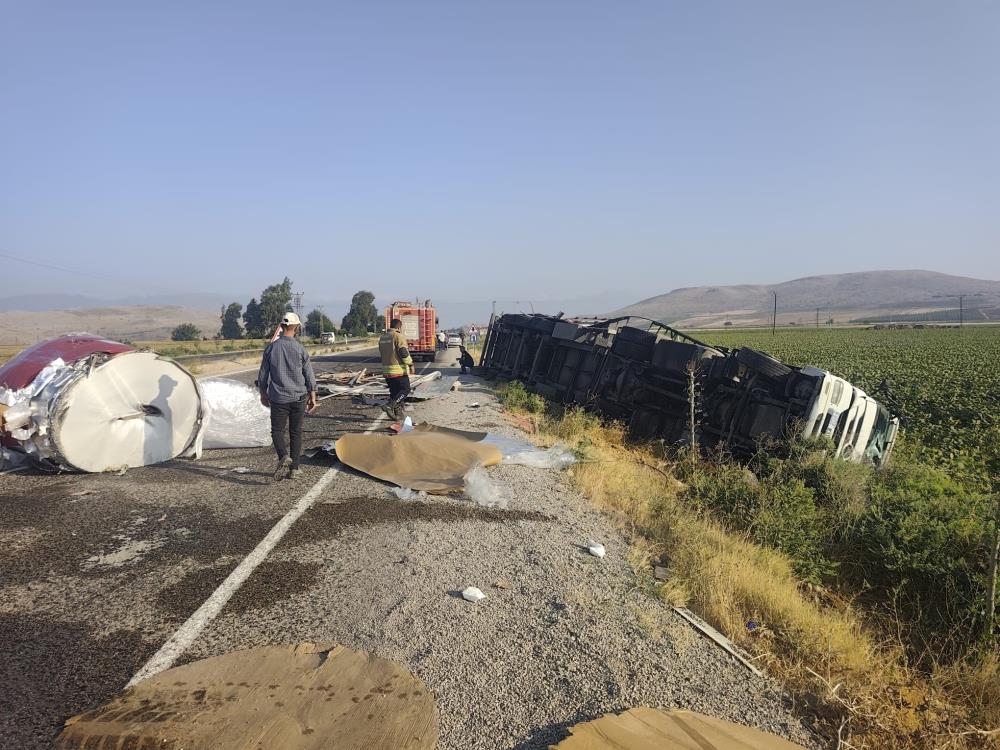 Hatay’ın Kumlu ilçesinde rulo sac yüklü tırın kontrolden çıkarak tarlaya