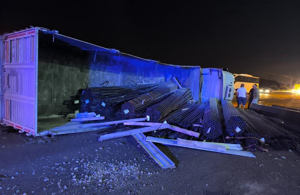 Hatay’ın Dörtyol ilçesinde demir yüklü bir TIR’ın devrilmesi sonucu karayolu