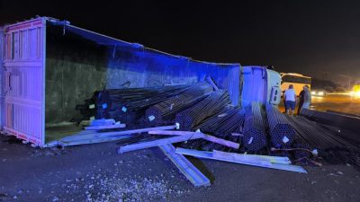 Hatay’ın Dörtyol ilçesinde demir yüklü bir TIR’ın devrilmesi sonucu karayolu