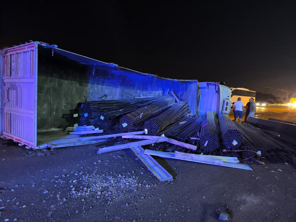 Hatay’ın Dörtyol ilçesinde demir yüklü bir TIR’ın devrilmesi sonucu karayolu