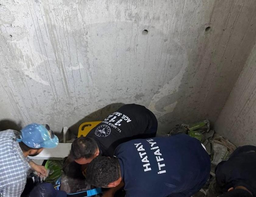 Hatay'ın Defne ilçesinde inşaat halindeki bir binada çalışan işçi, asansör