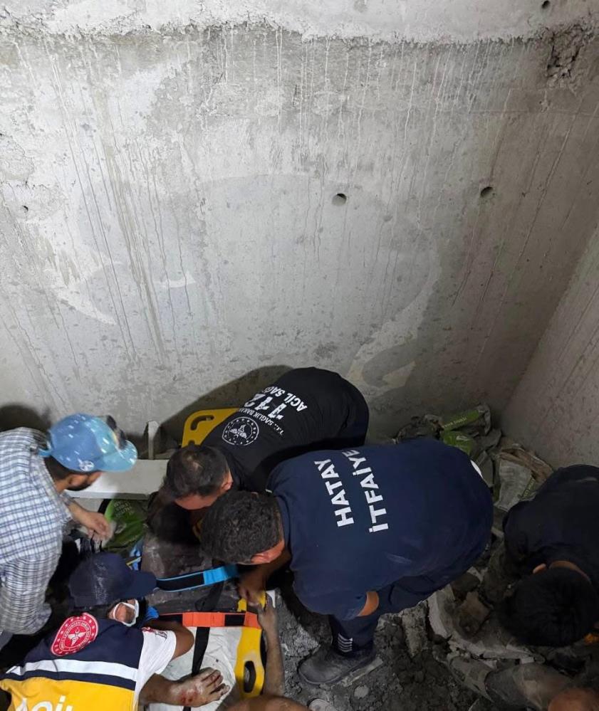 Hatay'ın Defne ilçesinde inşaat halindeki bir binada çalışan işçi, asansör