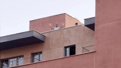 Hatay’ın Antakya ilçesinde bir iş yerinden yükselen yöresel oyun havasını