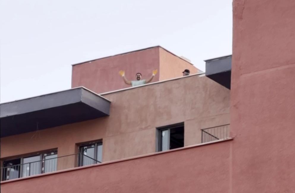 Hatay’ın Antakya ilçesinde bir iş yerinden yükselen yöresel oyun havasını