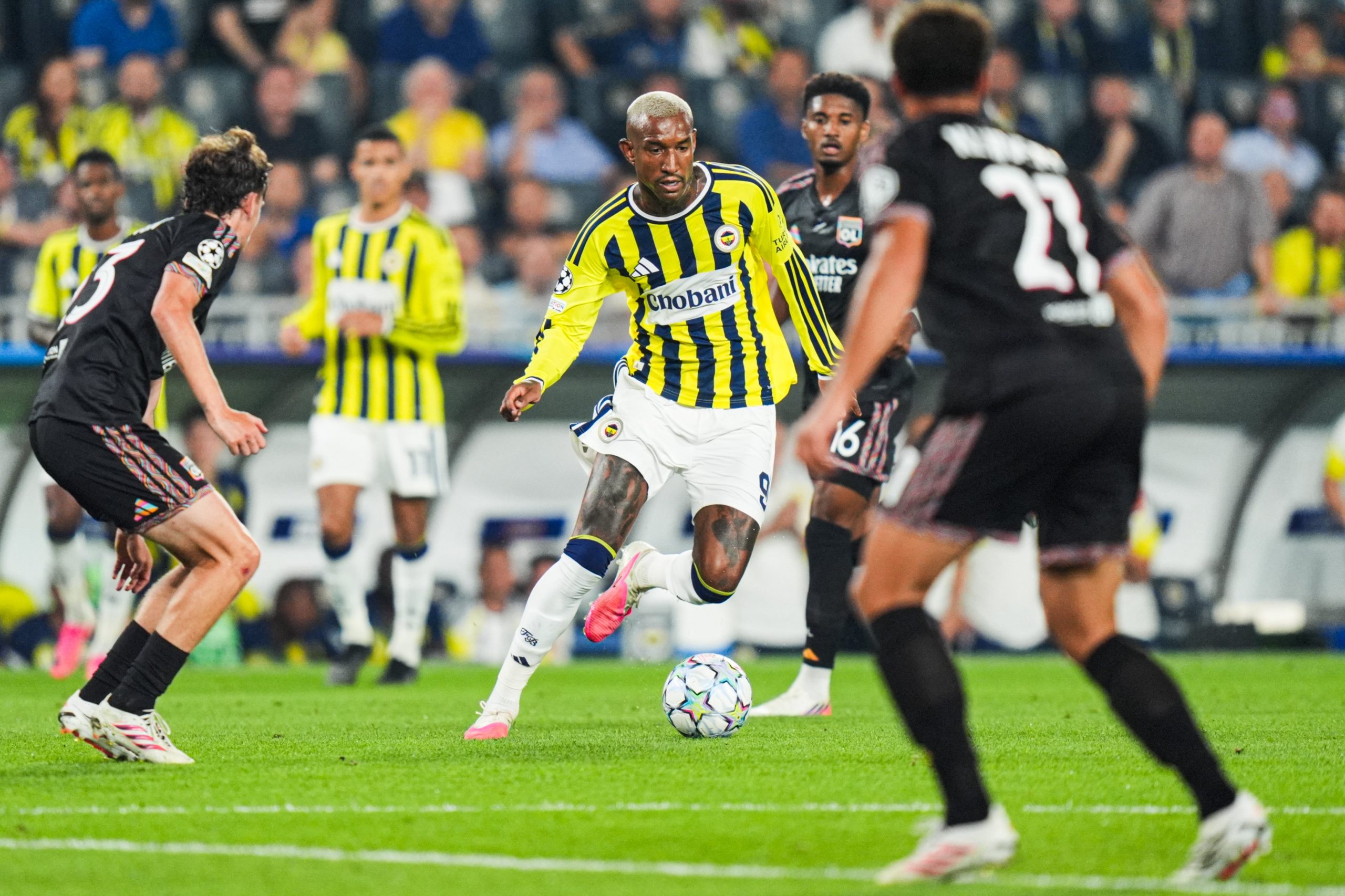 Fenerbahçe, Şampiyonlar Ligi play-off rövanşında Lyon deplasmanında ilk yarıyı Vedat