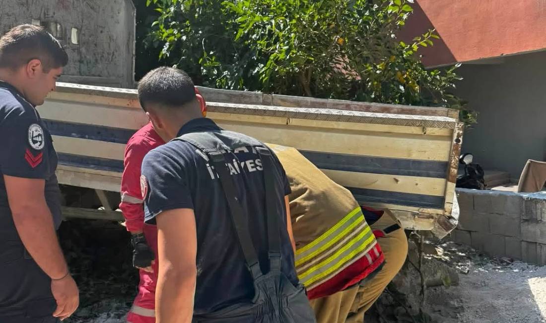 Hatay’ın Defne ilçesine bağlı Harbiye Mahallesi’nde yokuşu çıkmakta zorlanan kamyon,