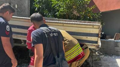 Hatay’ın Defne ilçesine bağlı Harbiye Mahallesi’nde yokuşu çıkmakta zorlanan kamyon,