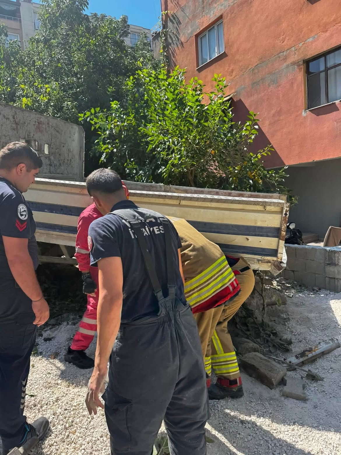 Hatay’ın Defne ilçesine bağlı Harbiye Mahallesi’nde yokuşu çıkmakta zorlanan kamyon,