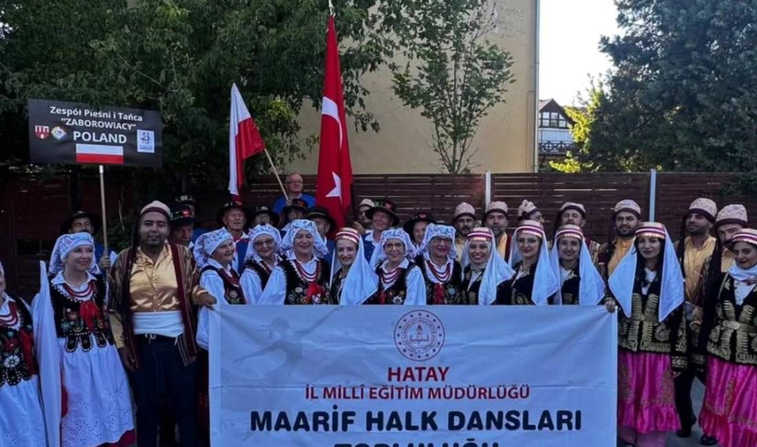 Hatay’da görev yapan ve Hataylı öğretmenlerden oluşan Maarif Halk Dansları