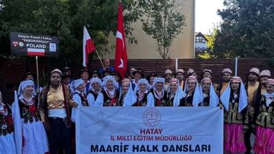 Hatay’da görev yapan ve Hataylı öğretmenlerden oluşan Maarif Halk Dansları