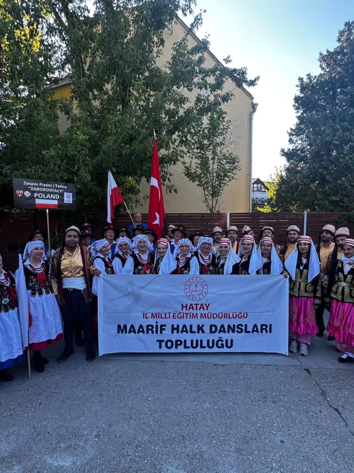 Hatay’da görev yapan ve Hataylı öğretmenlerden oluşan Maarif Halk Dansları