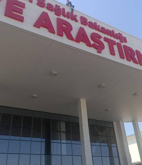 Hatay'ın Antakya ilçesinde tedavi gördüğü hastanenin çatısına çıkan ve çevrede