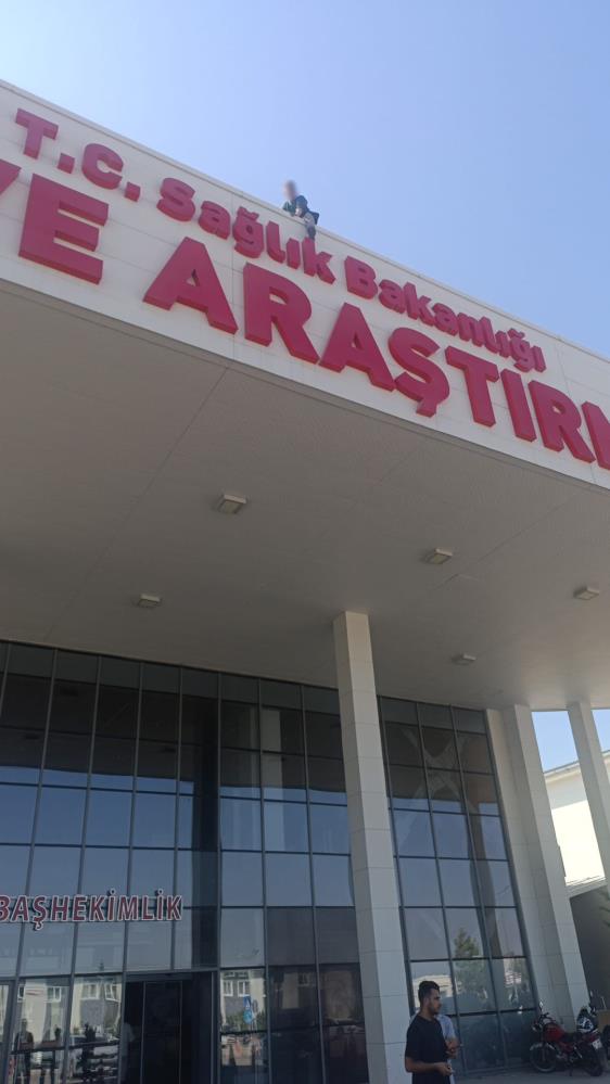 Hatay'ın Antakya ilçesinde tedavi gördüğü hastanenin çatısına çıkan ve çevrede