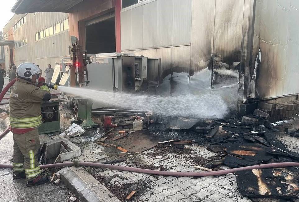Hatay'ın Antakya ilçesinde bulunan Mobilyacılar Sanayi Sitesi'nde çıkan yangın, itfaiye