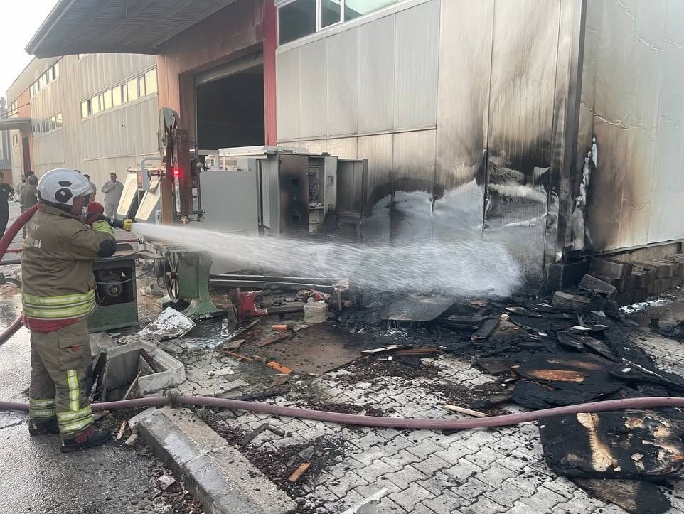 Hatay'ın Antakya ilçesinde bulunan Mobilyacılar Sanayi Sitesi'nde çıkan yangın, itfaiye
