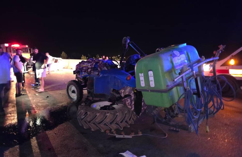 Hatay'ın Hassa ilçesinde traktör ile otomobilin çarpışması sonucu meydana gelen
