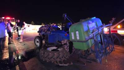 Hatay'ın Hassa ilçesinde traktör ile otomobilin çarpışması sonucu meydana gelen