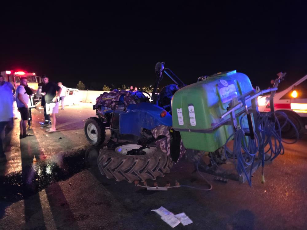 Hatay'ın Hassa ilçesinde traktör ile otomobilin çarpışması sonucu meydana gelen
